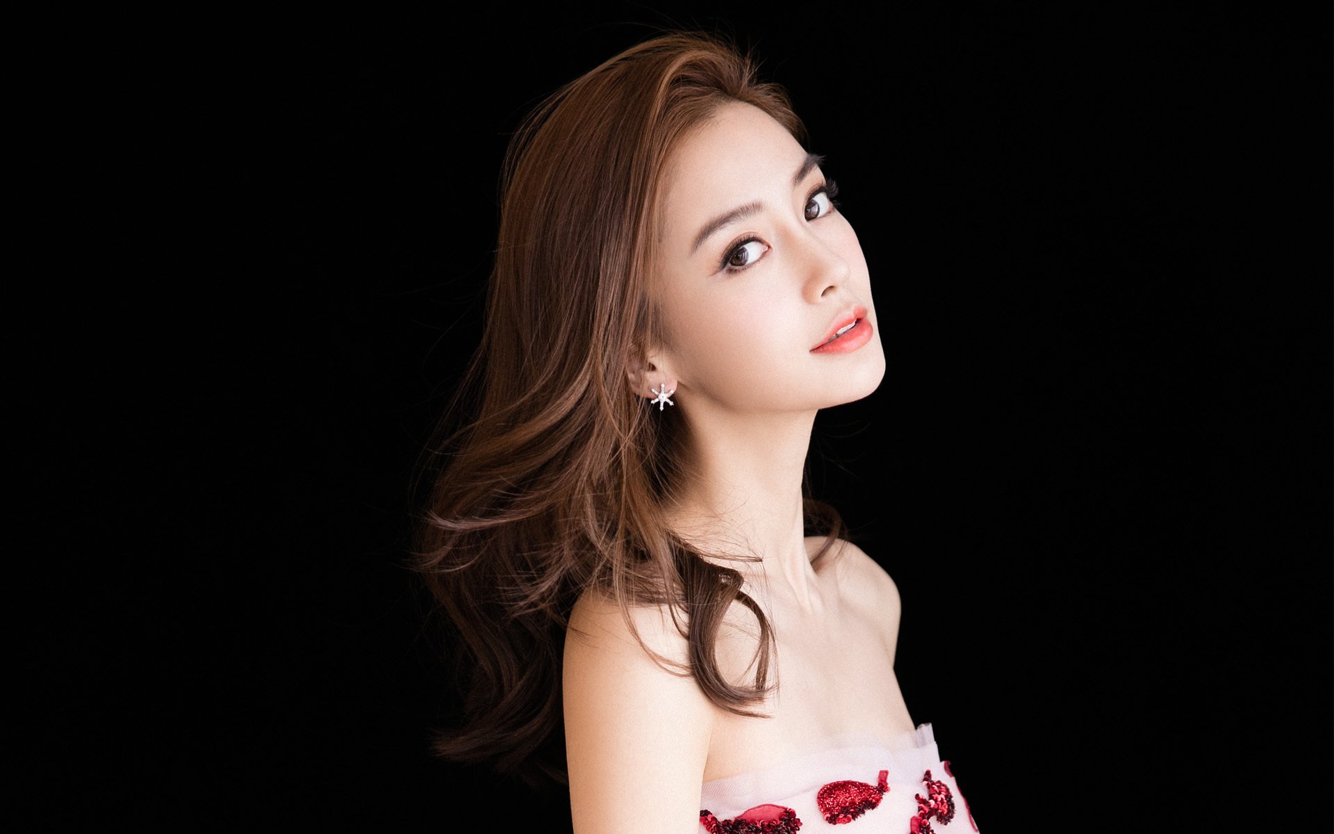 FB体育APP-史上最“炸裂”扣篮:谁的动作让你疯狂尖叫?,扣篮劲爆的球员